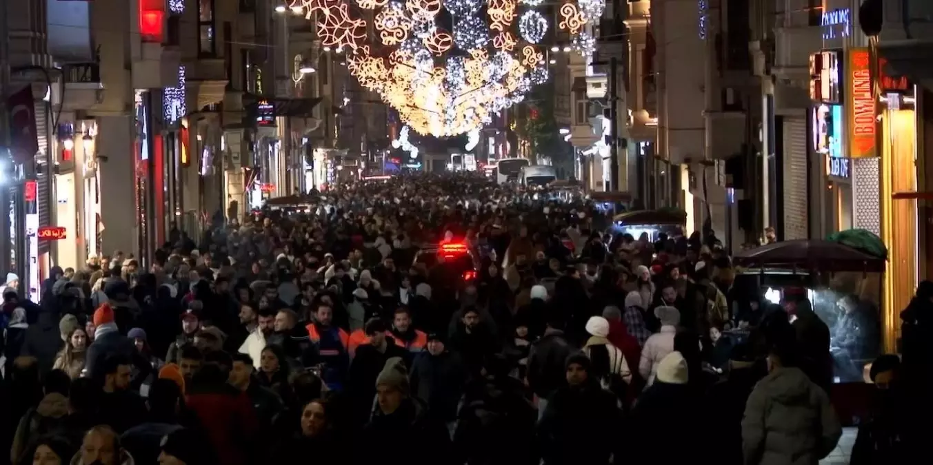 İstiklal Caddesi'ndeki yoğunluk havadan görüntülendi