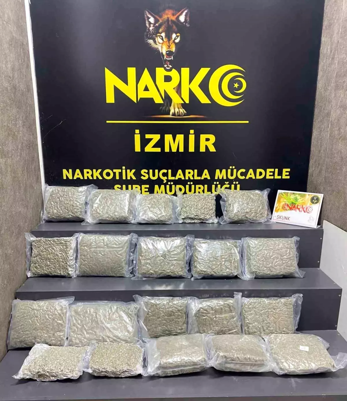 İzmir'de araçtan 21 kilo uyuşturucu çıktı