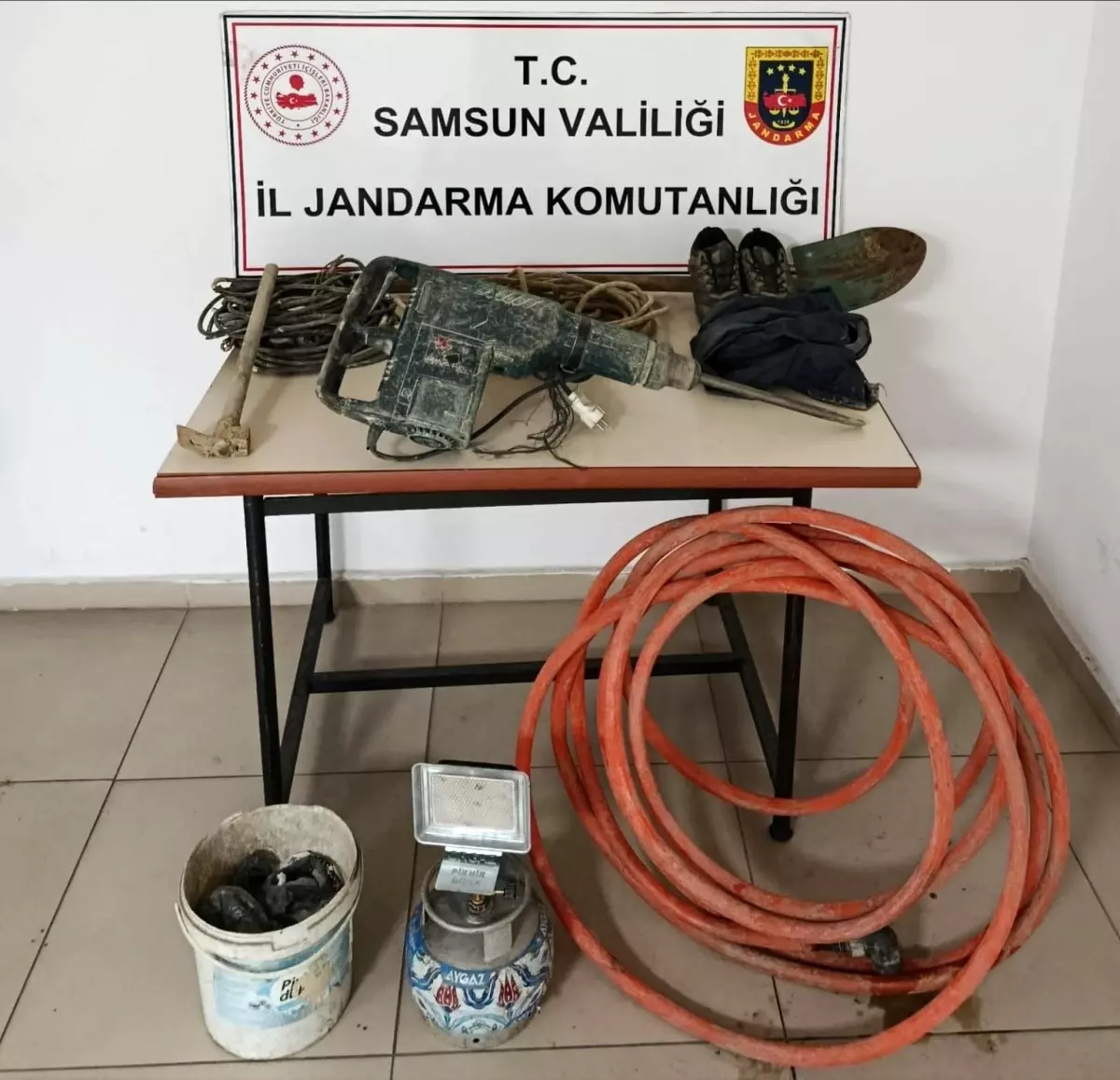 Kaçak kazı yapan 3 kişi jandarmaya suçüstü yakalandı