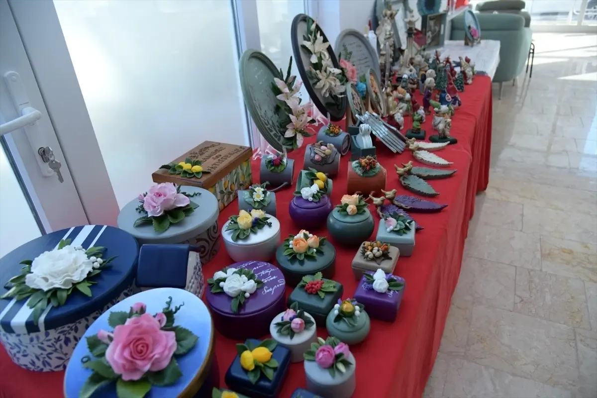 Kahramankazan ilçesinde kursiyerlerin ürünleri yılbaşı çarşısında sergilendi