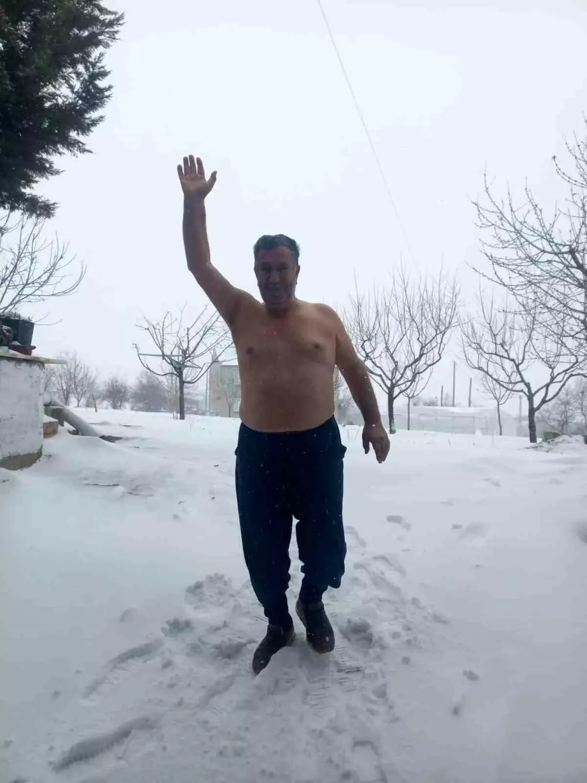 Kar sevinciyle üstsüz dışarı çıktı