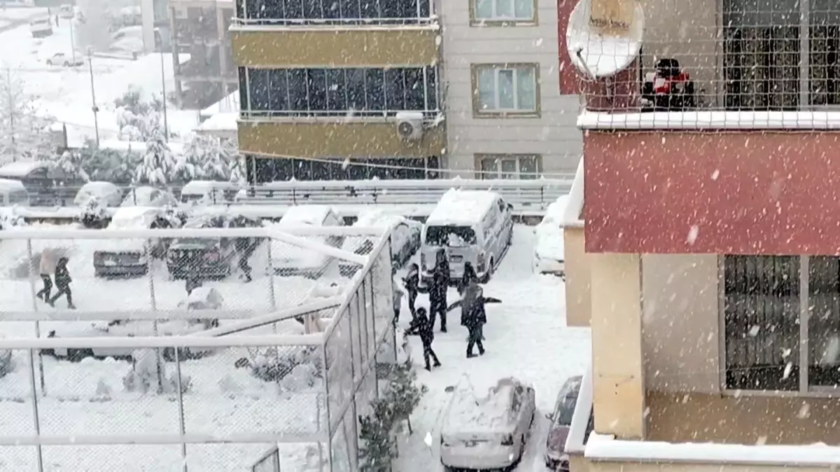 Kahramanmaraş'ta Kar Yağışı Oyun Havasıyla Kutlandı