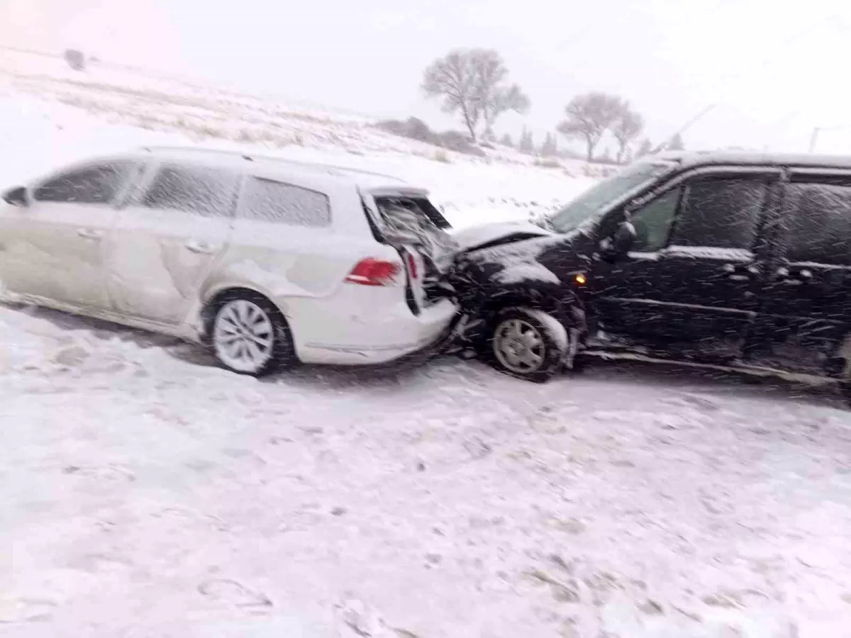 Karlı yolda araçlar çarpıştı: 1 yaralı