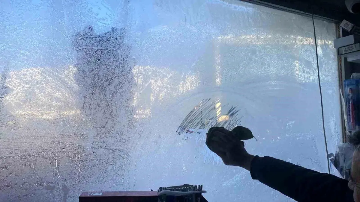 Karlıova buz tuttu: Yetişkinler cefasını, çocuklar ise sefasını sürdü