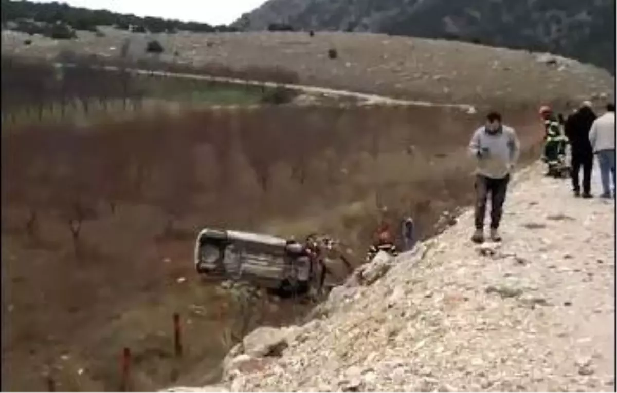 Karşı şeride geçen otomobil şarampole yuvarlandı