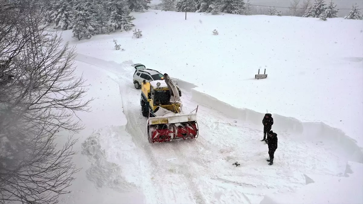 Kastamonu'da ekipler yeni yıla köy yollarını açarak giriyor
