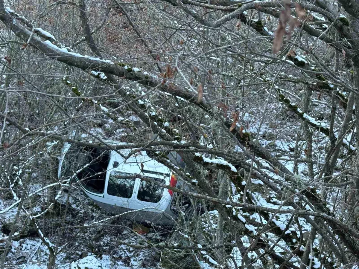 Kastamonu'da hafif ticari araç şarampole yuvarlandı, sürücü yara almadan kurtuldu