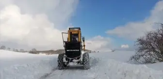 Kavak'ta belediye ekipleri karla mücadele çalışması yürütüyor
