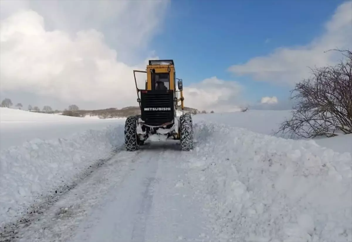 Kavak'ta belediye ekipleri karla mücadele çalışması yürütüyor