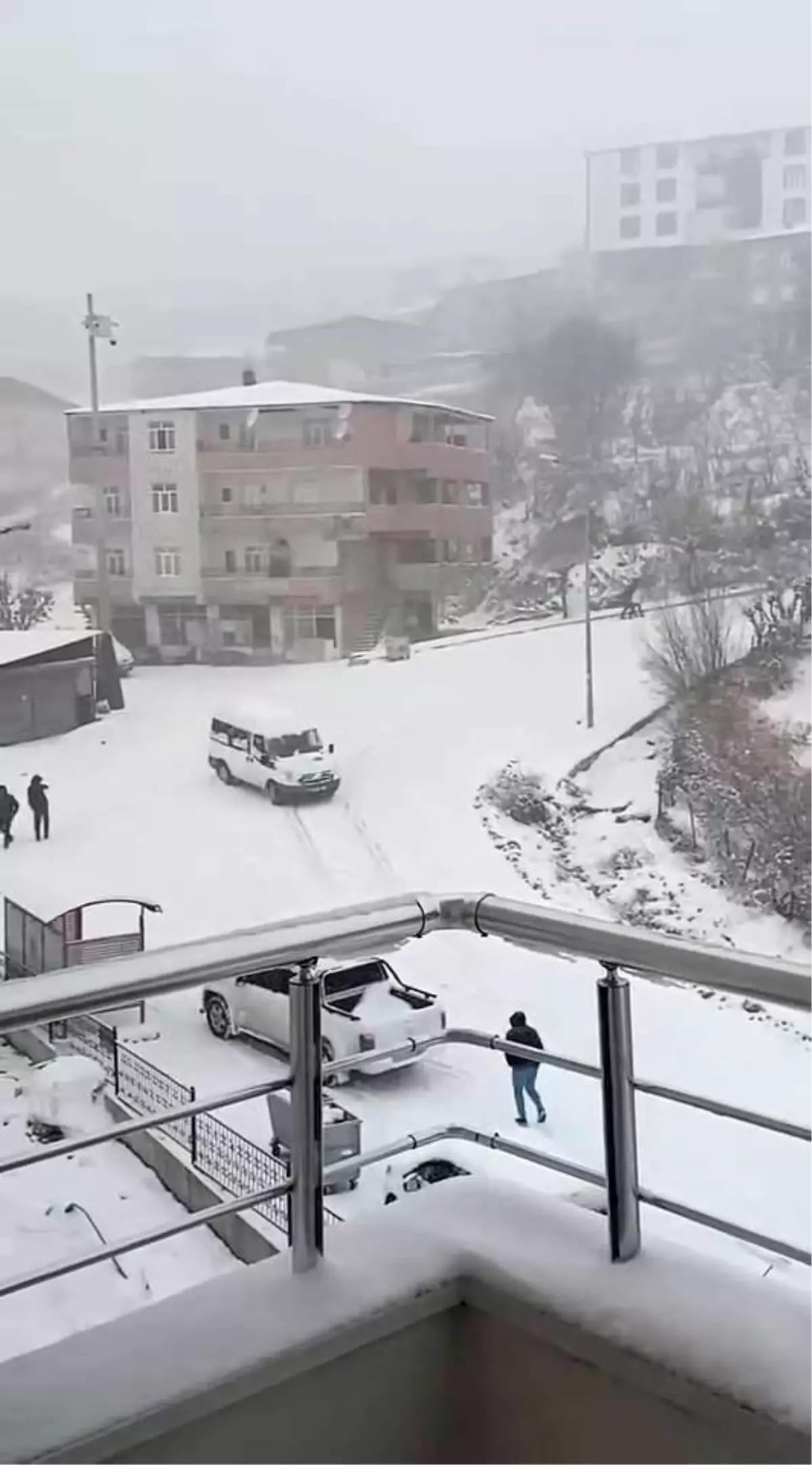 Kayarak üzerine gelen minibüsü gördü, manevrasıyla kazadan kurtuldu