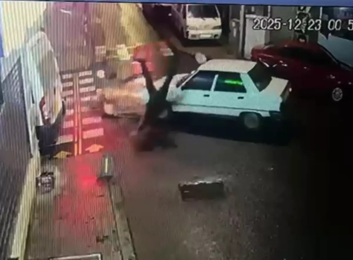 Kazadan sonra yerde yatan sürücüyü kontrol edip olay yerinden kaçtı; o anlar kamerada