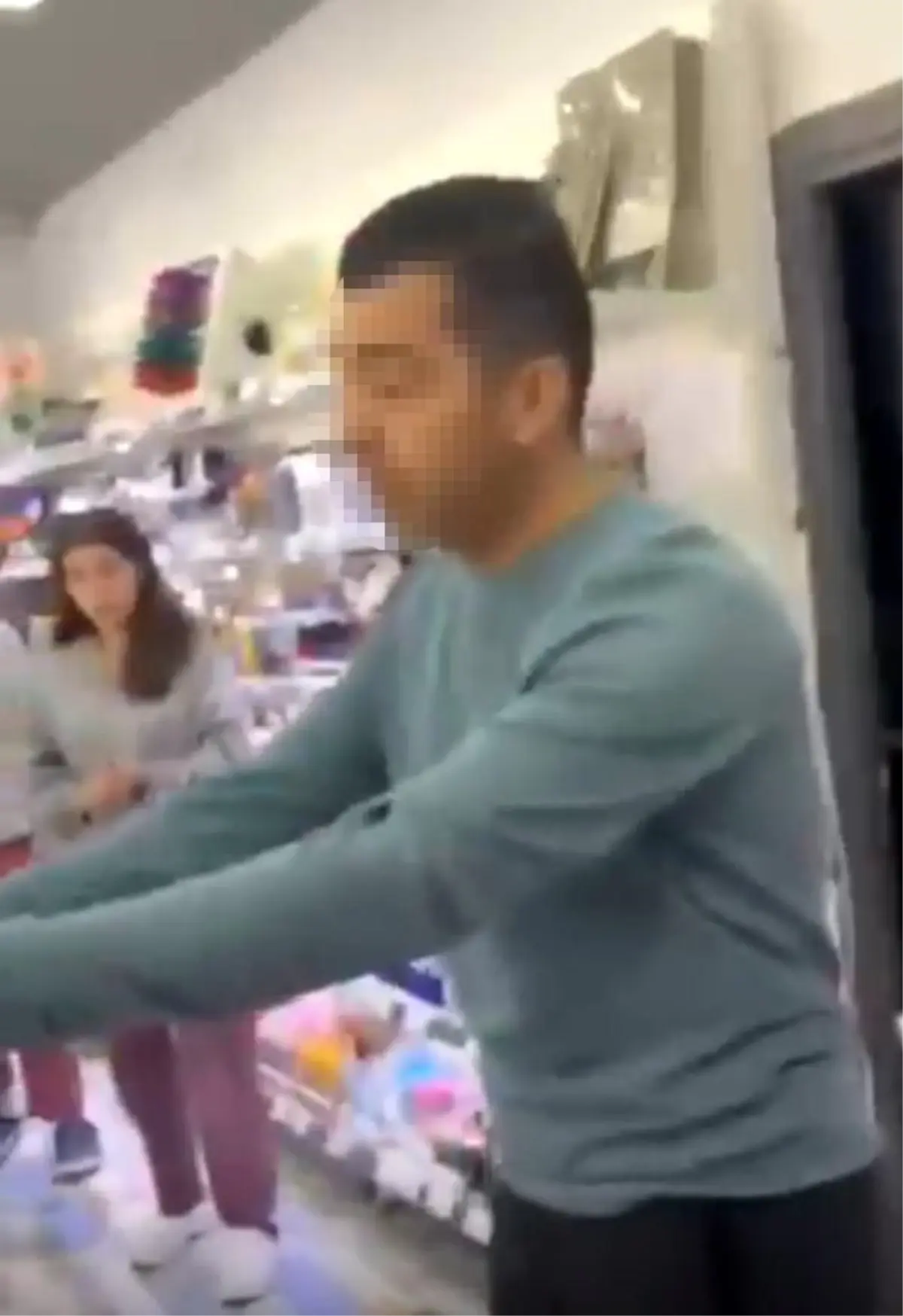 Kızların fotoğraflarını izinsiz çekerken yakalandı