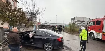 Kocaeli'de panelvan ile otomobiln çarpıştığı kazada 3 kişi yaralandı