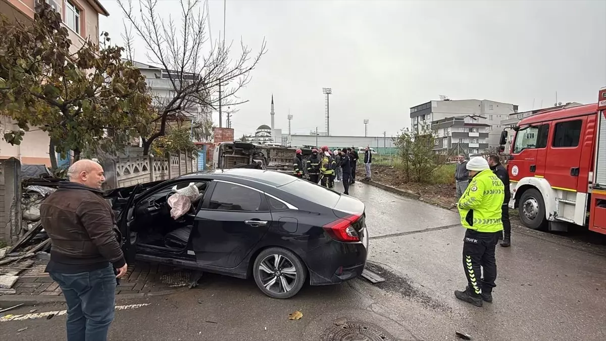 Kocaeli'de panelvan ile otomobiln çarpıştığı kazada 3 kişi yaralandı