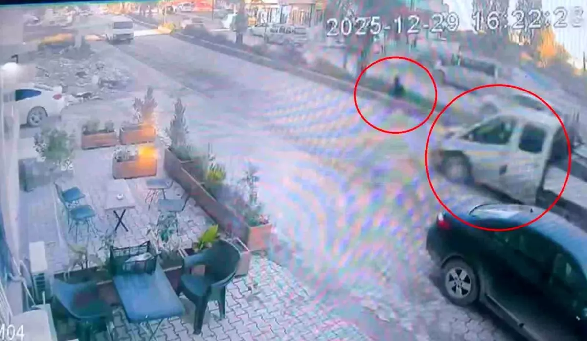 Koşarak karşıya geçen çocuk saniyelerle ölümden döndü