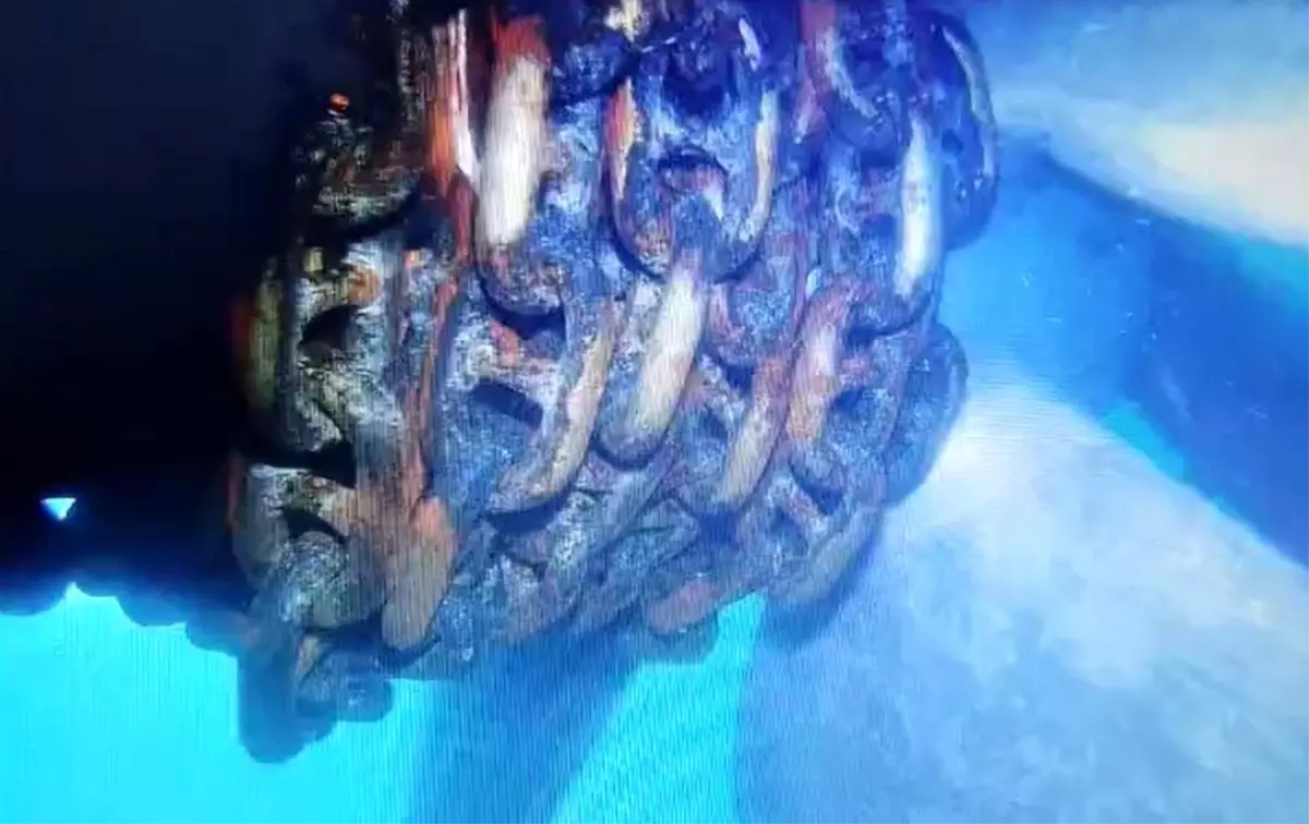 Küçükçekmece'de Alatepe Tankeri pervanesine dolanan zincir su altından görüntülendi