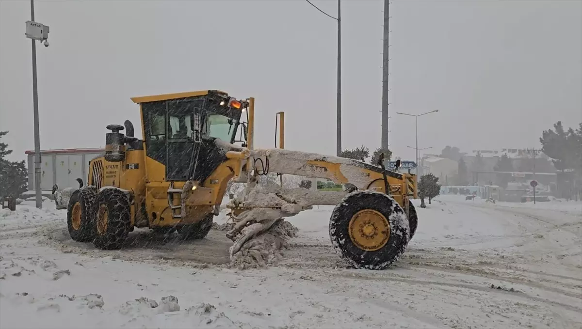 Mardin'de karla mücadele çalışmaları sürüyor