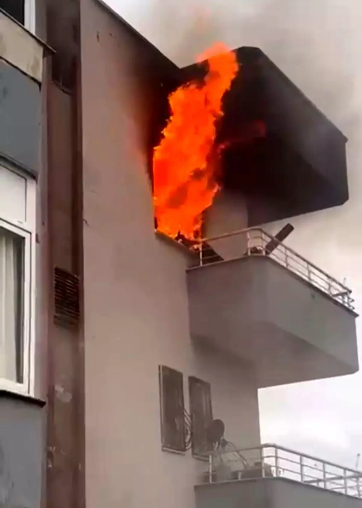 Mersin'de ev yangını alevler pencereden çıktı