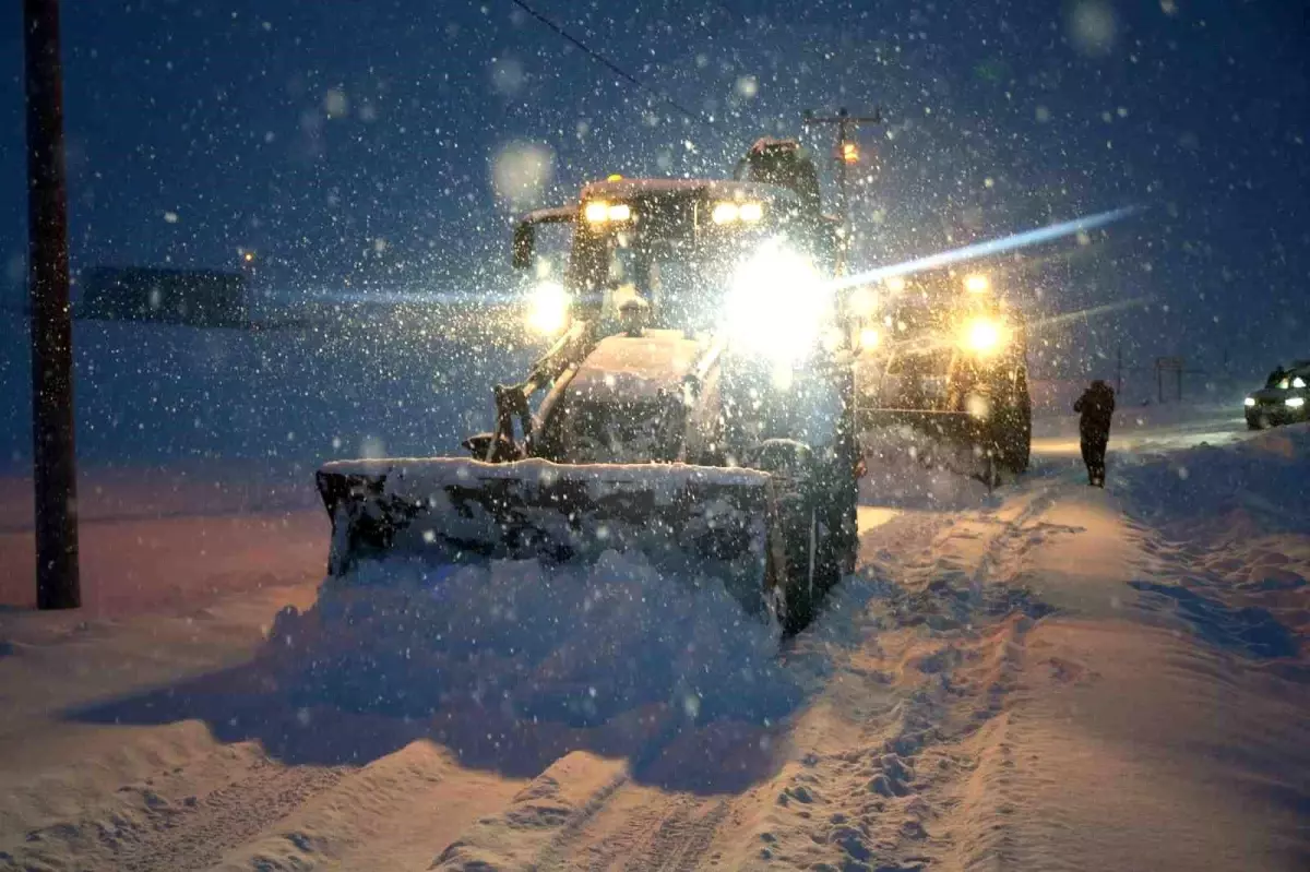 Muş'ta yeni yıl mesaisi: Vali Çakır sahadaki ekipleri ziyaret etti