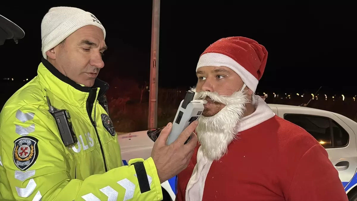 "Noel Baba" kostümlü sürücü Edirne'de trafik uygulamasına takıldı