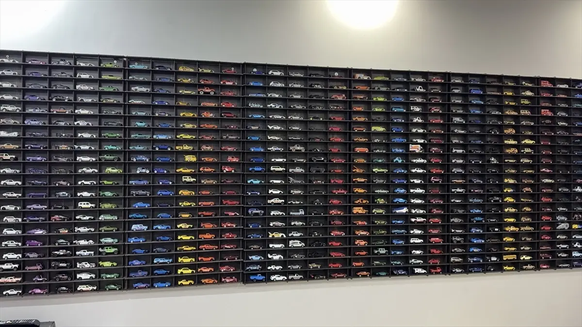 Oyuncak arabalarla büyüyen Alpaslan'ın koleksiyonunda 1000'e yakın araç var