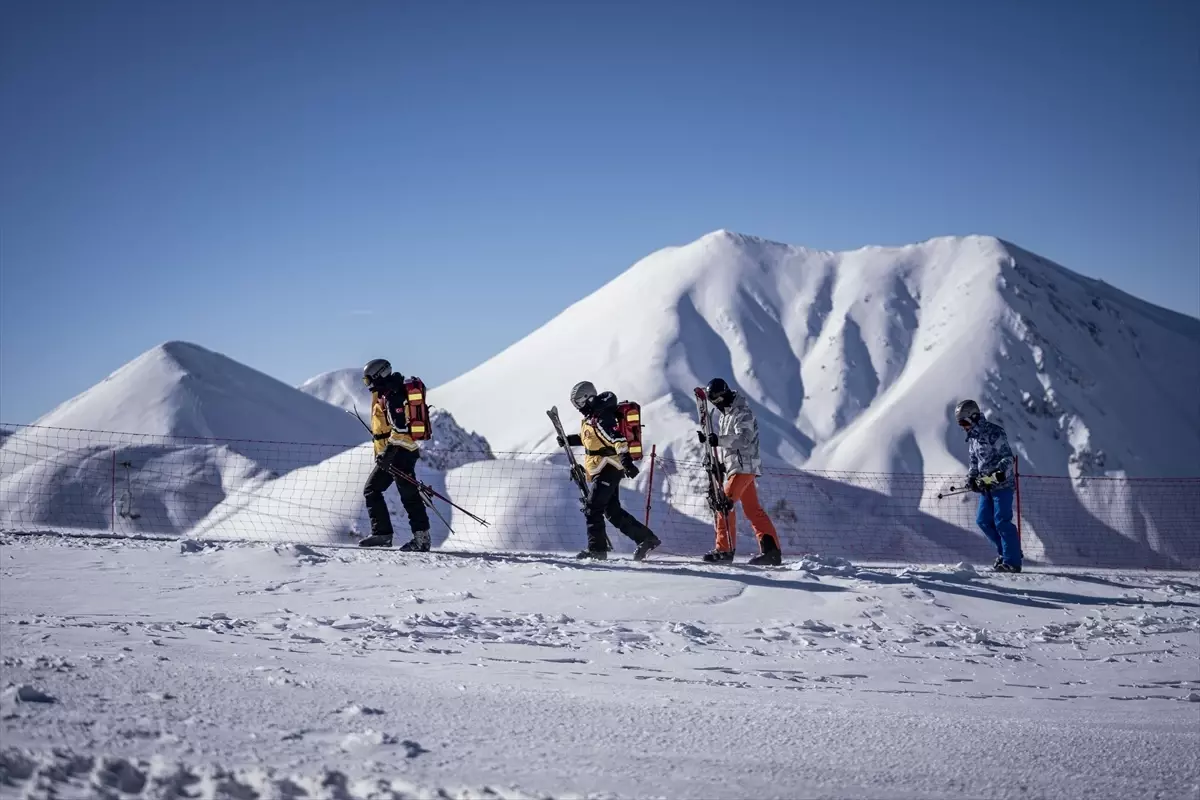 Palandöken'in "kayaklı 112 sağlık ekibi" sporcu kazalarına anında müdahale edecek