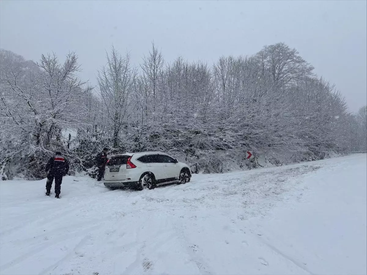 Salıpazarı'nda yolda kalanları jandarma kurtardı