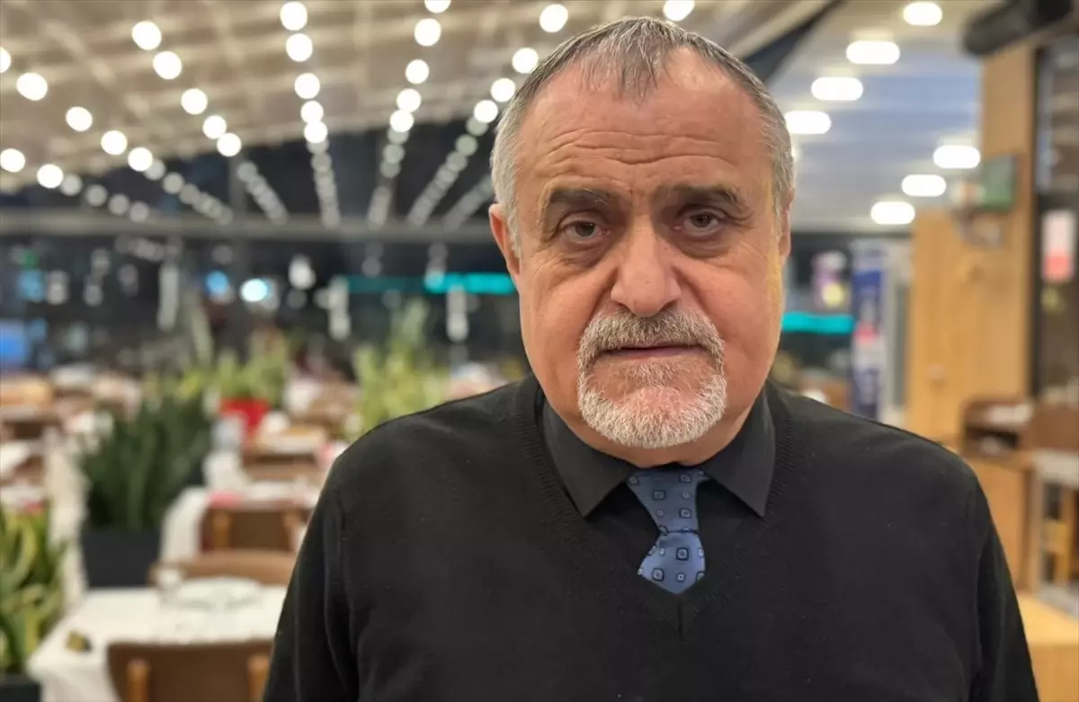 Sanatçı Cahit Berkay'ın aracıyla restoranın cam duvarını kırarak içeri girdiği kazada garson yaralandı