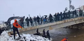 Şanlıurfa'da sulama kanalına düşen otomobilin sürücüsünü arama çalışmaları sürüyor