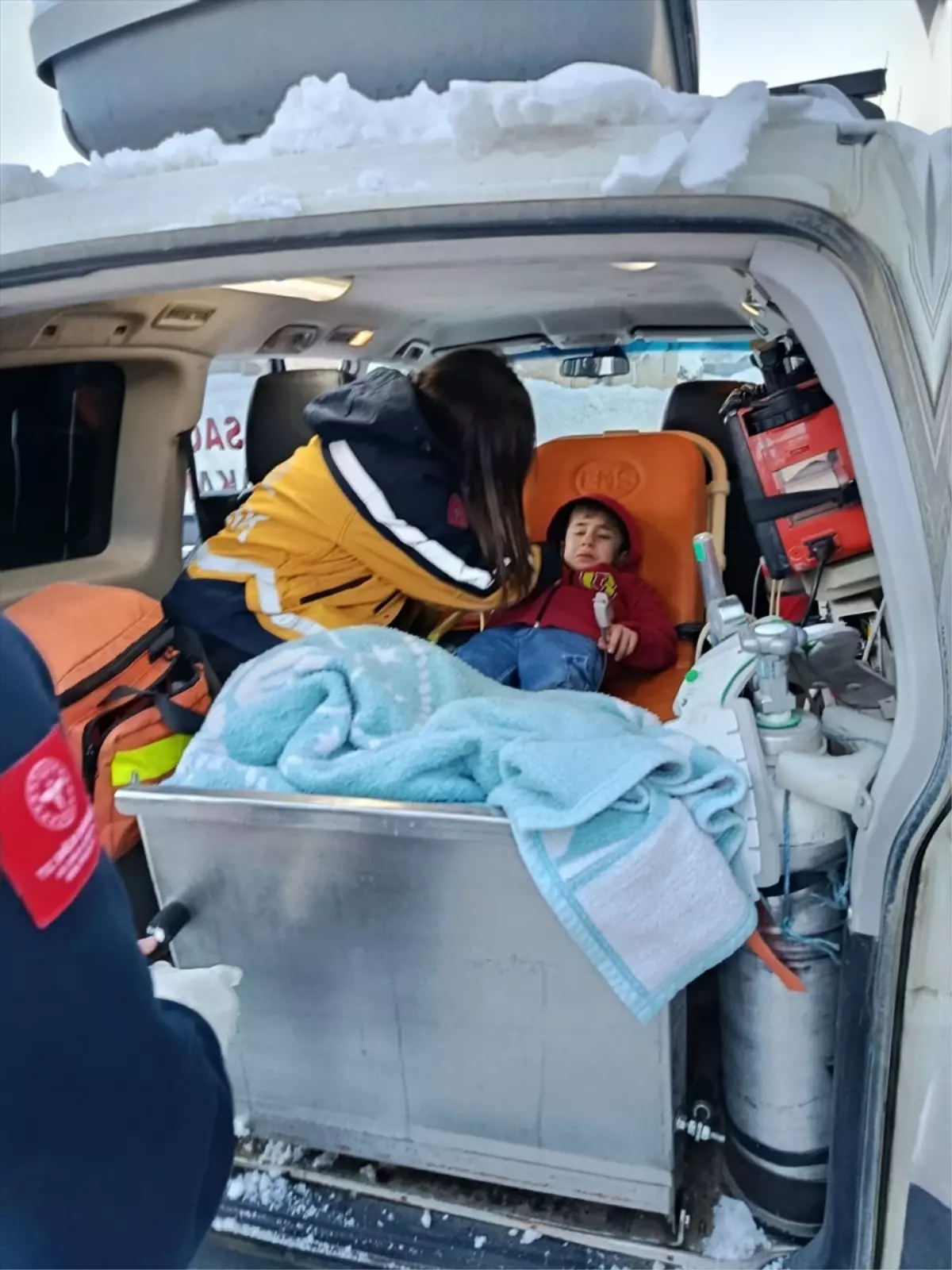 Siirt'te kar nedeniyle yolu kapanan 2 köydeki hasta ekiplerce hastaneye ulaştırıldı