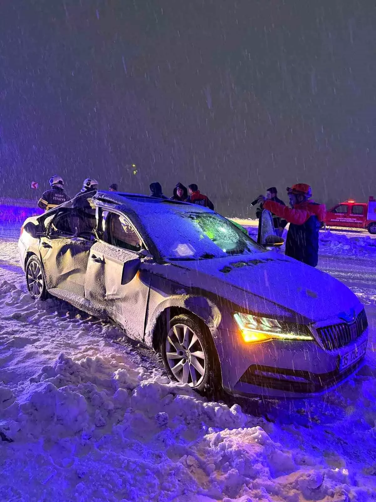 Siirt'te yol çalışması yapan araç ile otomobil çarpıştı: 1 ölü, 4 yaralı