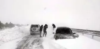 Sivas-Kayseri kara yolu yoğun kar ve tipi nedeniyle ulaşıma kapandı