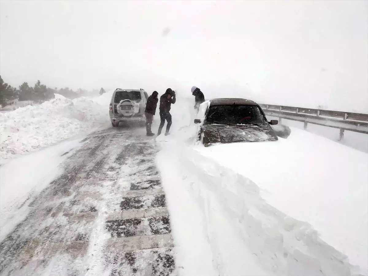 Sivas-Kayseri kara yolu yoğun kar ve tipi nedeniyle ulaşıma kapandı