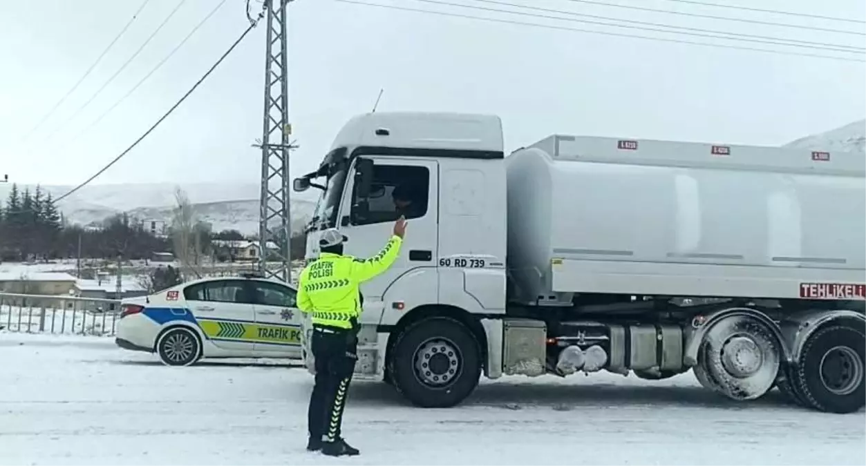 Sivas'ta etkili olan kar ulaşımda aksamalara neden oldu