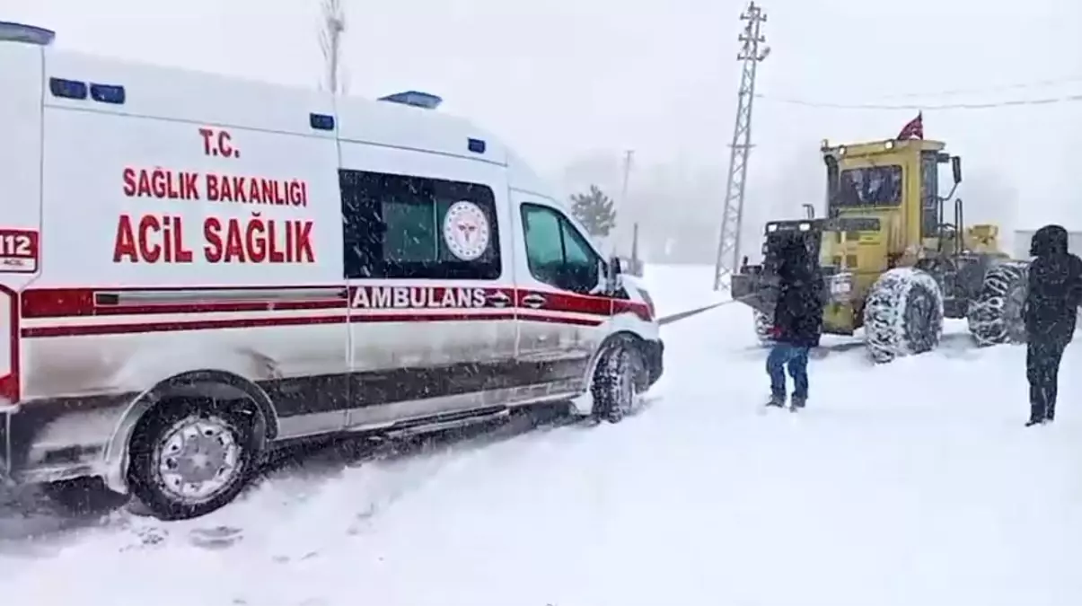 Sivas'ta hamile kadın rahatsızlandı, kapanan yolu açmak için ekipler seferber oldu