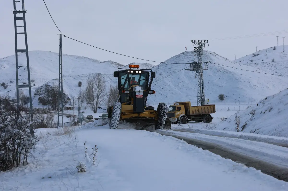 HASTA VATANDAŞ İÇİN EKİPLER YOLU ULAŞIMA AÇTI