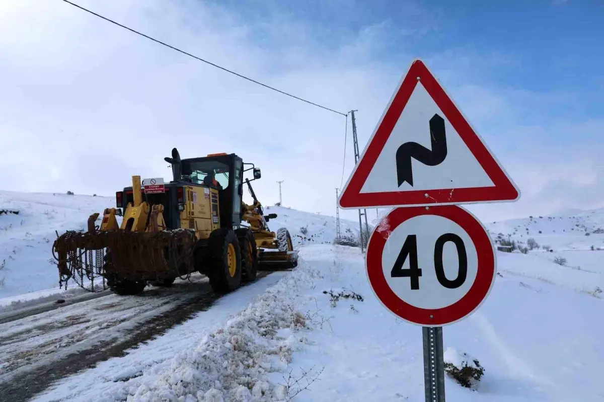Sivas'ta karla kaplı yolda hayat kurtaran seferberlik