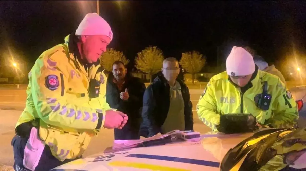 Sürücüsü alkollü çıkan otomobildeki yolcudan gazetecilere: "Haberin konusu nedir"