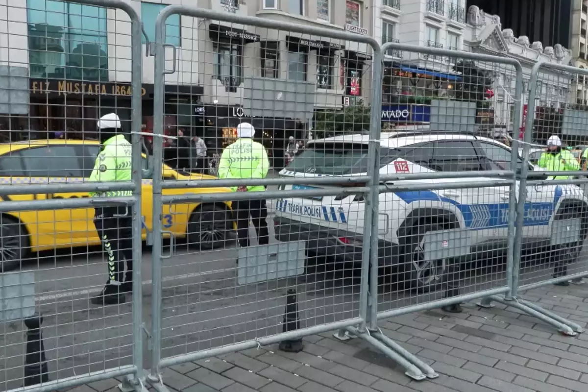Taksim'de yılbaşı hazırlıkları! Demir bariyerler getirildi, yollar kapatıldı