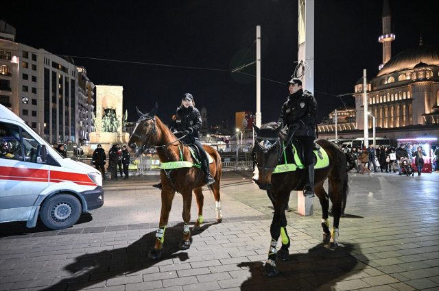 taksim meydani ve istiklal caddesi nde yilbasi 19412896 1261 m