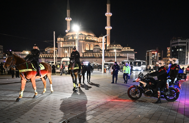 taksim meydani ve istiklal caddesi nde yilbasi 19412896 8878 m