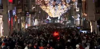 İstanbul'da binlerce kişi yeni yılı kutlamak için Taksim'e akın etti