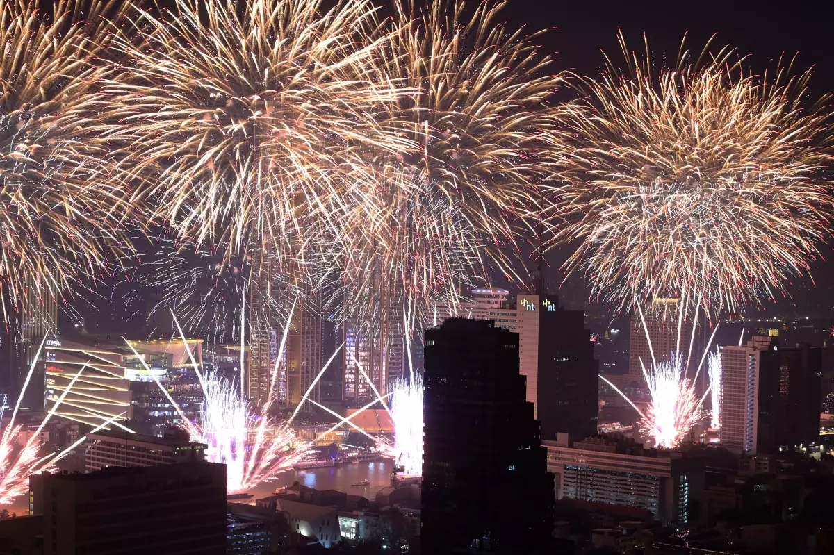 Tayland, Yeni Yılı Havai Fişek Gösterileriyle Karşıladı