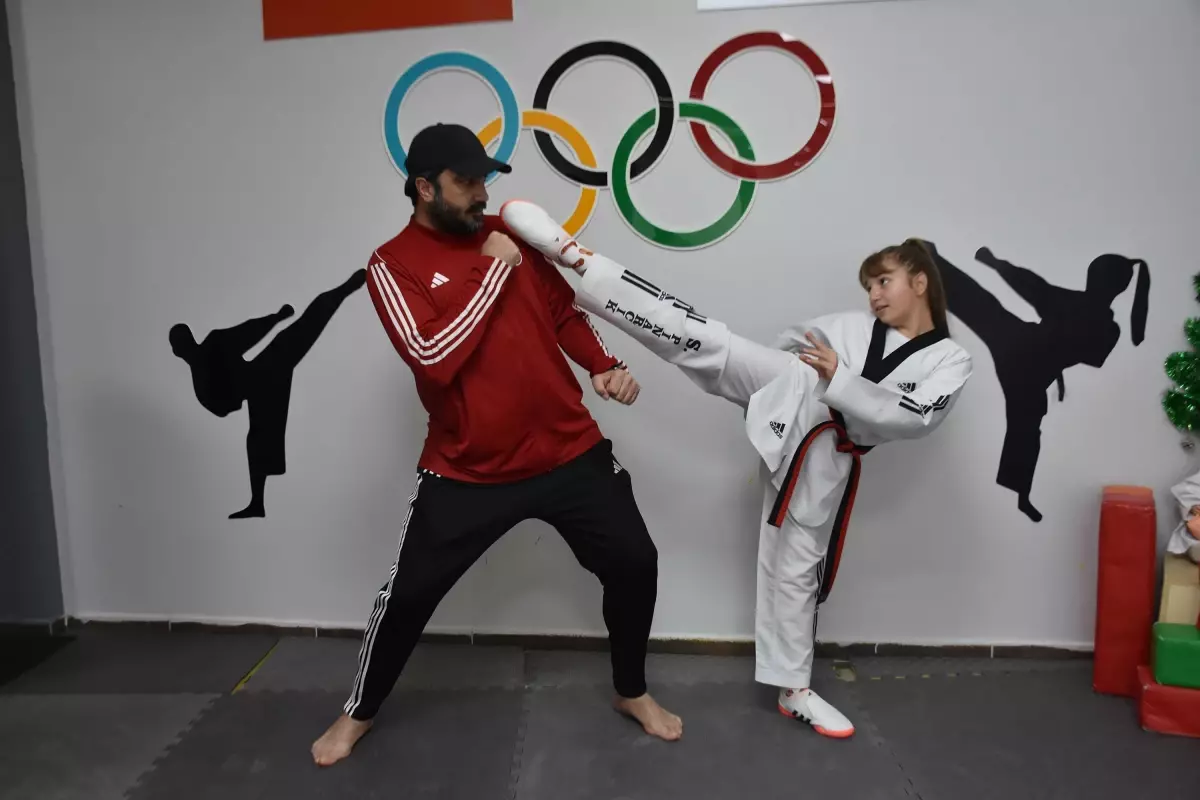 Tekvando milli takım antrenörü baba, kızını şampiyonluğa hazırlıyor