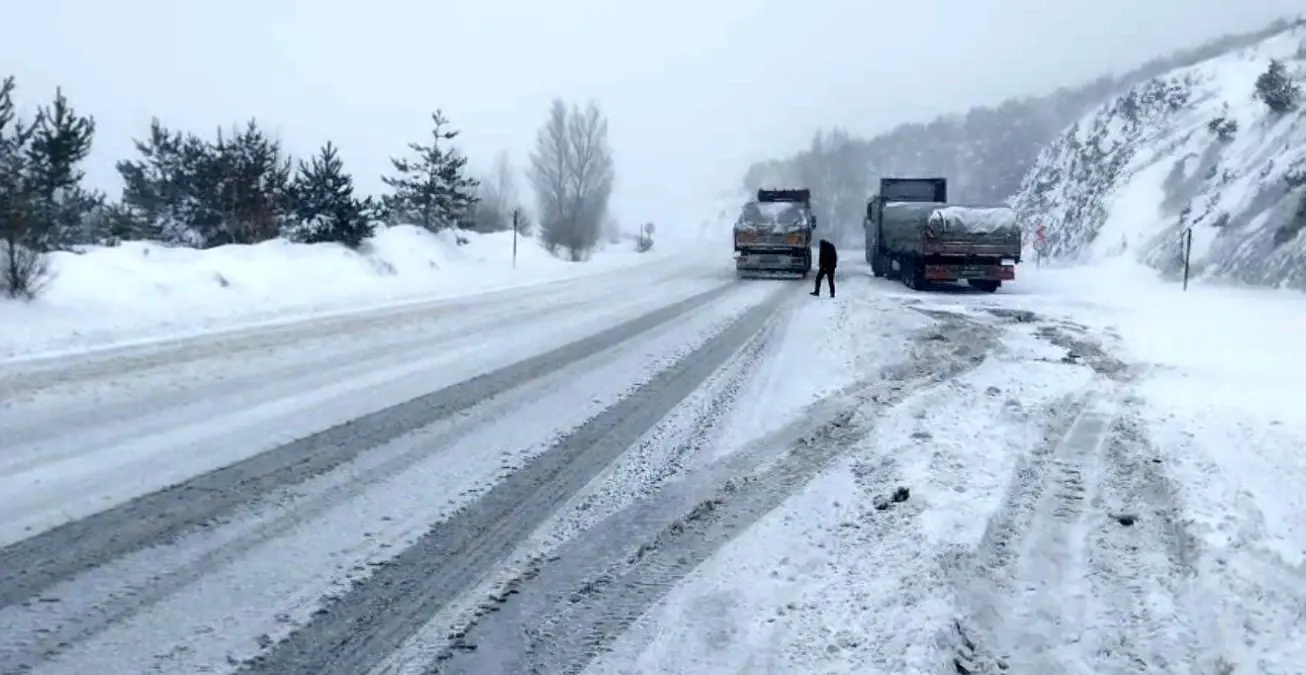 Tokat-Sivas yolunda kar engeli