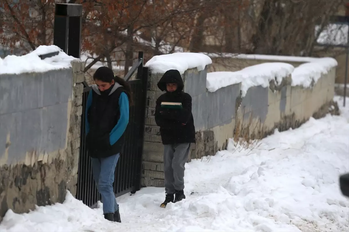 Tunceli, Erzurum, Ardahan ve Kars'ta 266 yerleşim yerine ulaşım sağlanamıyor
