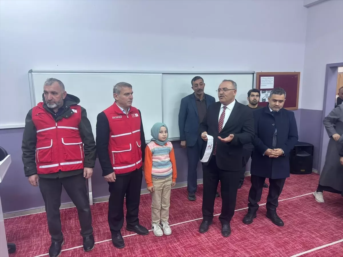 Türk Kızılay'dan öğrencilere kış yardımı