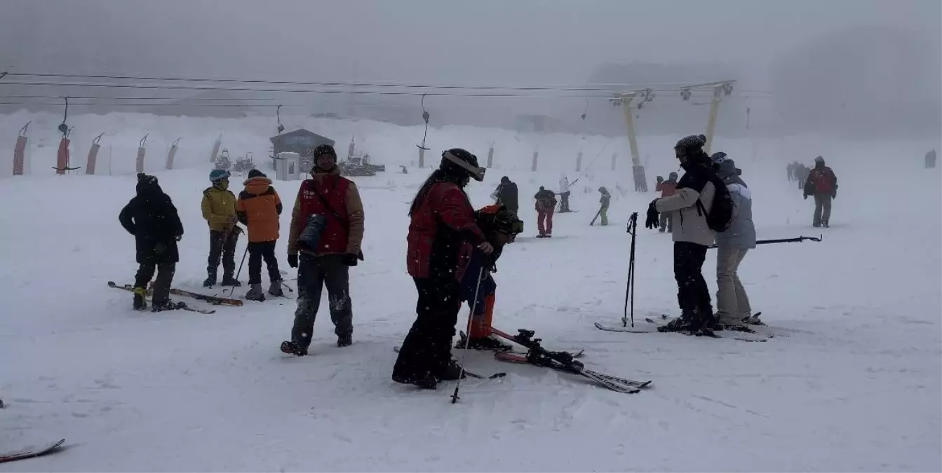 Uludağ'da yılbaşına saatler kala pistler, kayakseverlerle doldu