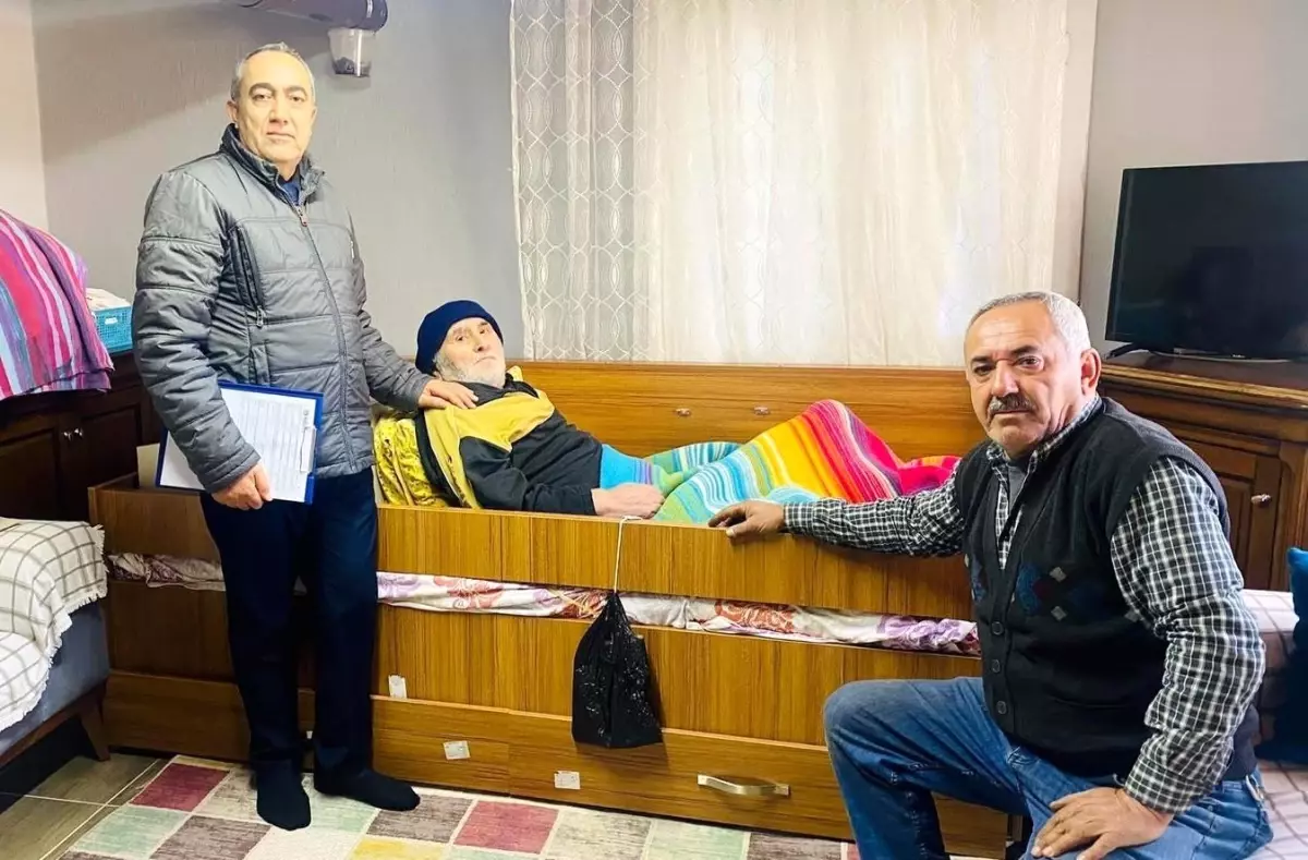 "Vatandaşa hizmet, Hakk'a hizmettir" diyerek yaşlıların ayağına gidiyor