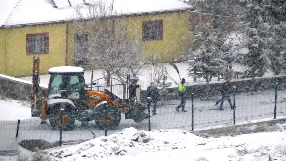 Yeşilyurt'ta kar yağışı etkili oldu